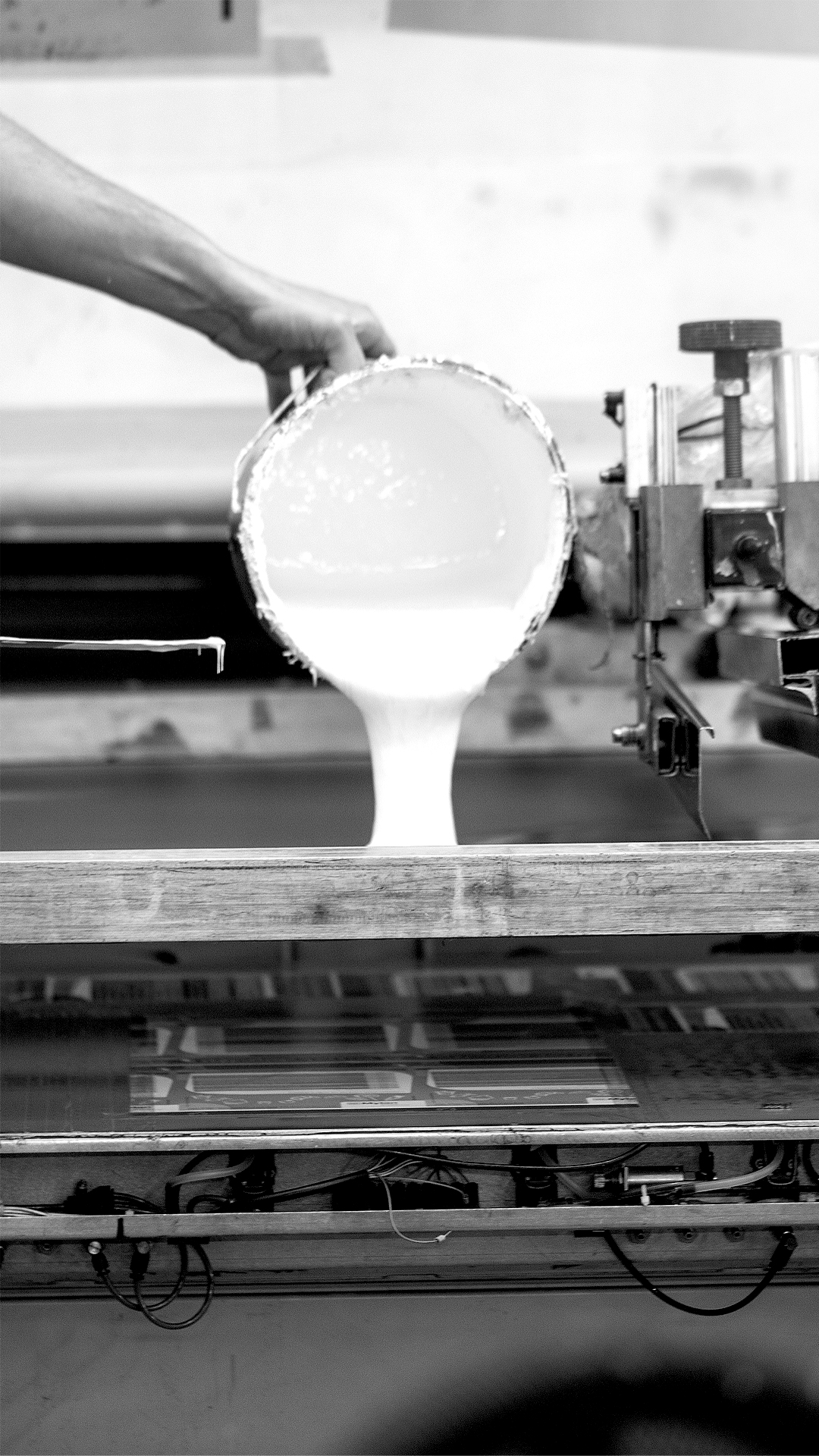 Encre versée sur un écran de sérigraphie